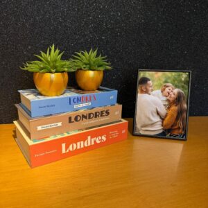 Kit Decorativo com: Livro-Caixa, Porta-Retrato e Arranjos de Flores Artificiais Realista
